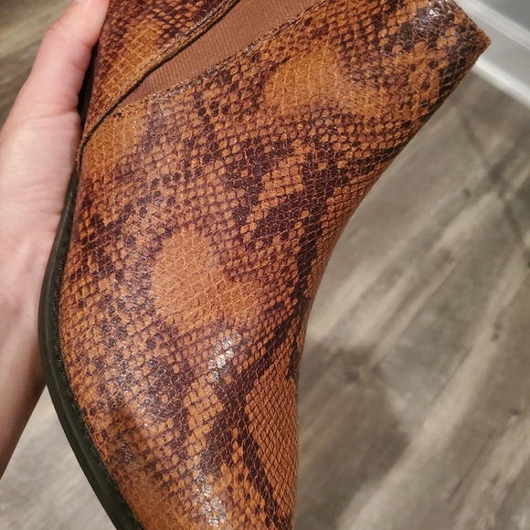 Sneak print brown boots size 8 new only tried on at home by Intaglia - Picture 2 of 4